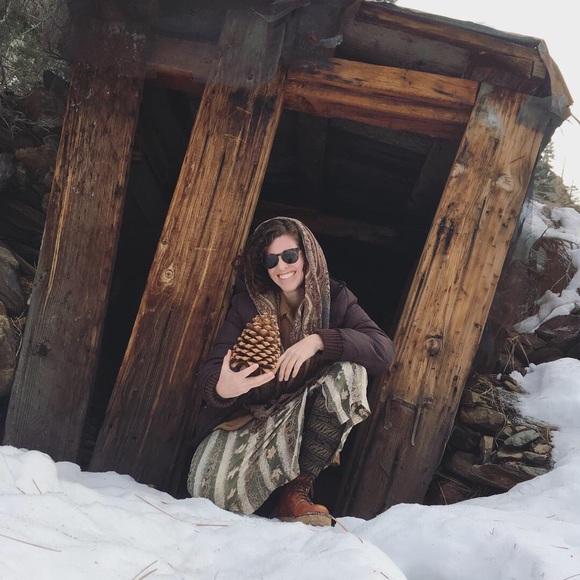 Meet your Posher, Courtney - Picture 2 of 3